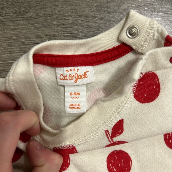 $3 with bundle! Cat and Jack Beige French Terry Apple Print Sweatshirt 6-9 mo - Picture 4 of 4